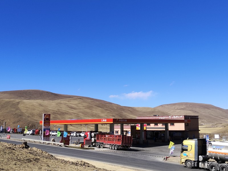 中国石油四川甘孜销售分公司红龙综合能源站，海拔4200米，提供加油、加气、充电等服务
