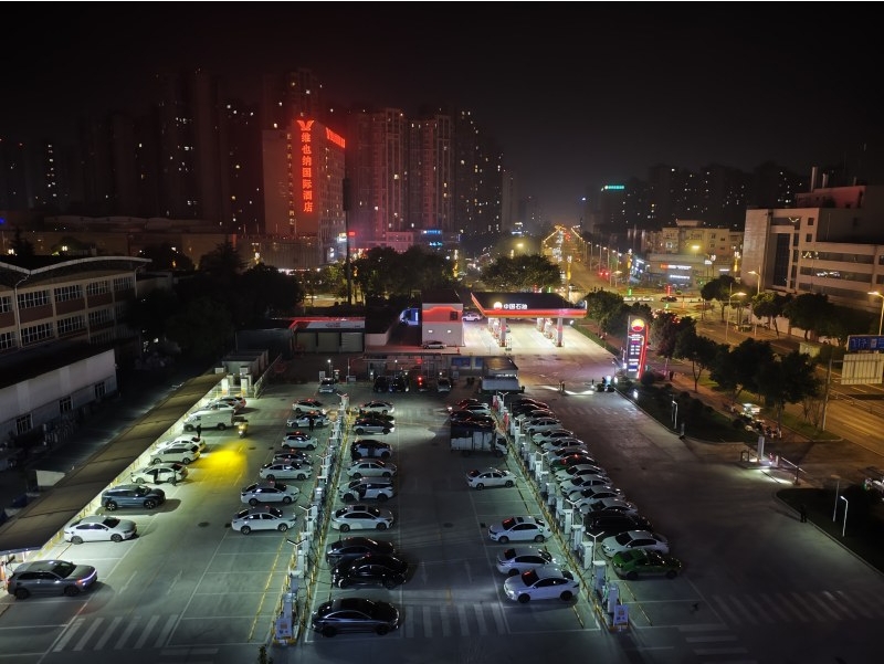 中国石油四川成都销售分公司涌泉综合能源站充电站现场。刘智勇摄